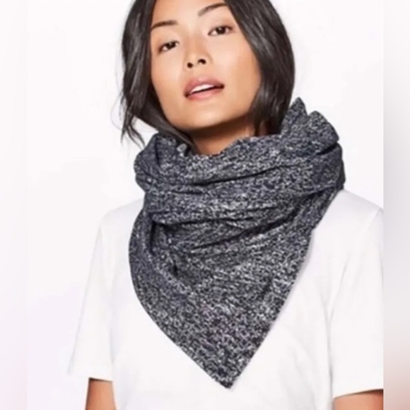 Lululemon Vinyasa scarf- many possible ways to wear it!🖤 - Picture 3 of 11
